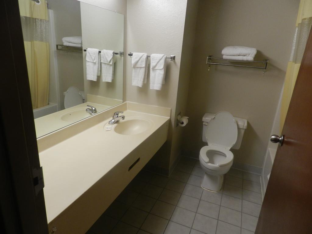 Haven Inn & Suites Ντουλούθ Δωμάτιο φωτογραφία